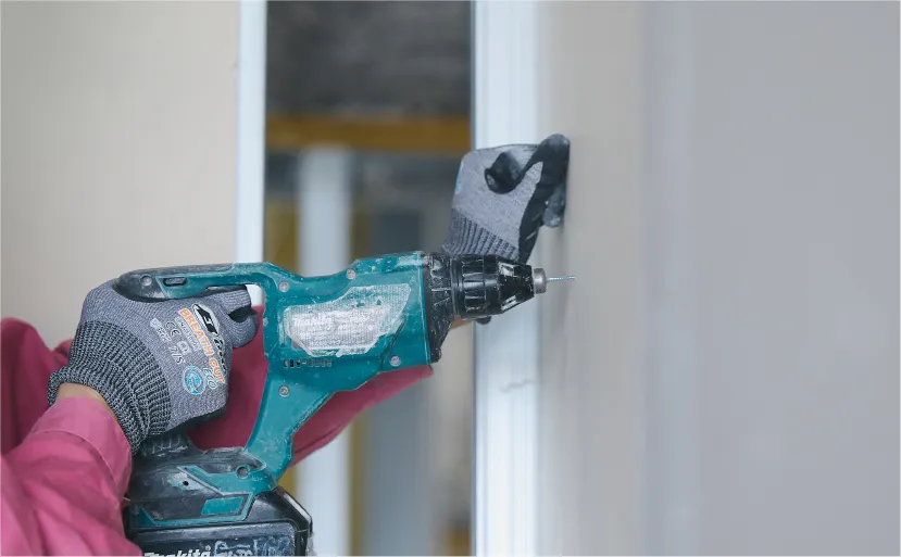 ドリルを使って作業をする様子