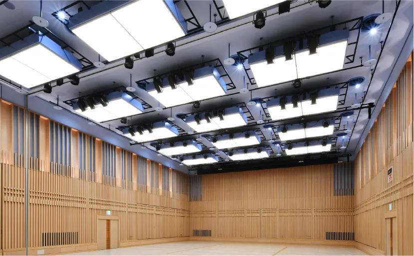 特徴的な天井パネルを使った建物の内装