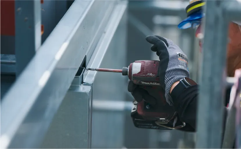 ドリルを使って作業をする男性