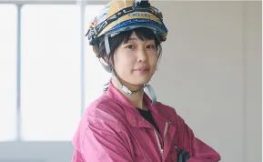 腕を組む作業服を着た男性